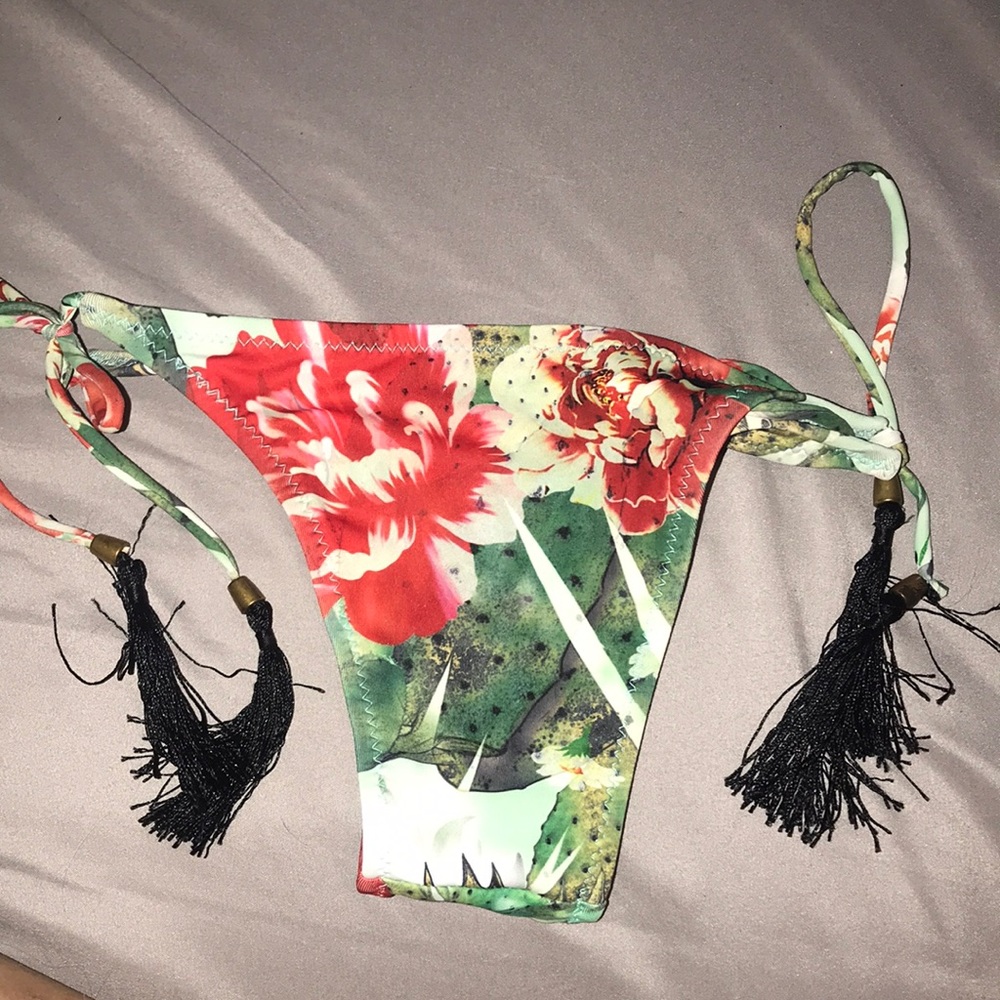 Bikini - Picture 4 of 4